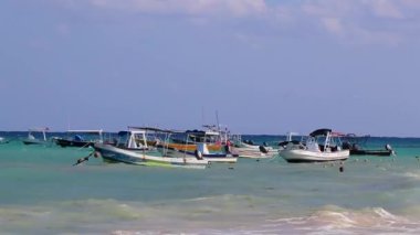 Tekne yatları, Playa del Carmen Mexico 'daki tropikal Meksika sahili panorama manzarası ve turkuaz mavi sularında Katamaran feribot iskelesi iskelesi ve limanı..