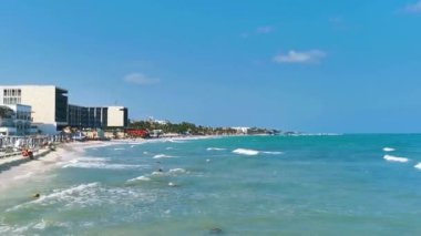 Playa del Carmen Mexico 'da turkuaz mavi su dalgalarıyla inanılmaz tropikal Meksika Karayip plajı ve deniz manzarası manzarası..