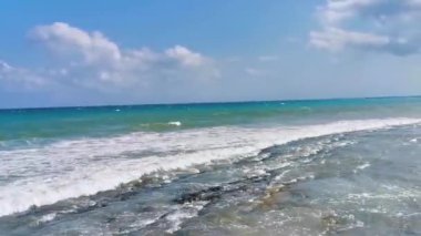 Çok eğlenceli insanlarla dolu tropik Meksika Karayip plajı ve denizi Playa del Carmen Meksika 'da güneş şemsiyesi turkuaz su..