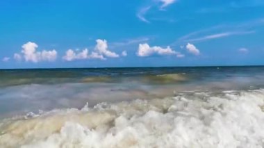 Playa del Carmen Mexico 'da turkuaz mavi su dalgalarıyla inanılmaz tropikal Meksika Karayip plajı ve deniz manzarası manzarası..