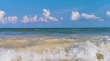 Playa del Carmen Mexico 'da turkuaz mavi su dalgalarıyla inanılmaz tropikal Meksika Karayip plajı ve deniz manzarası manzarası..