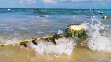 Güzel mavi ve turkuaz su dalgaları okyanus ve sarı turuncu şamandıra şamandıraları Quintana Roo Mexico 'daki Playa del Carmen' in sularında ip ve ağlar..