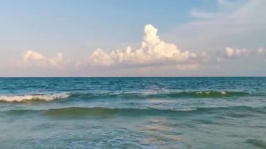 Playa del Carmen Meksika 'da berrak turkuaz mavi su dalgalarıyla inanılmaz tropik Meksika Karayip plajı ve deniz manzarası deniz manzarası manzarası.