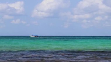 Tekne yatları, Playa del Carmen Mexico 'daki tropikal Meksika sahili panorama manzarası ve turkuaz mavi sularında Katamaran feribot iskelesi iskelesi ve limanı..