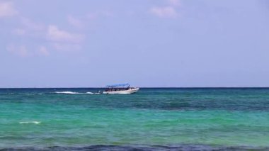 Tekne yatları, Playa del Carmen Mexico 'daki tropikal Meksika sahili panorama manzarası ve turkuaz mavi sularında Katamaran feribot iskelesi iskelesi ve limanı..