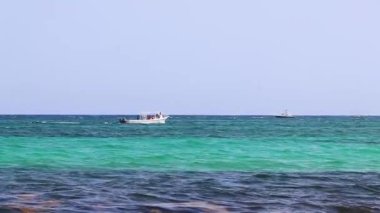 Tekne yatları, Playa del Carmen Mexico 'daki tropikal Meksika sahili panorama manzarası ve turkuaz mavi sularında Katamaran feribot iskelesi iskelesi ve limanı..