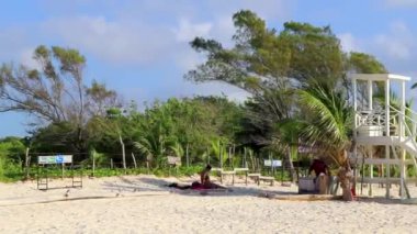 Çok eğlenceli insanlarla dolu tropik Meksika Karayip plajı ve denizi Playa del Carmen Meksika 'da güneş şemsiyesi turkuaz su..