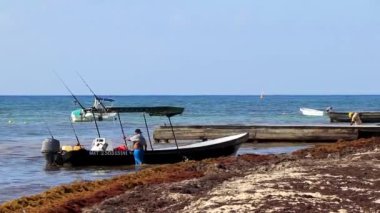 Playa del Carmen Meksika 05. Ağustos 2021 Tekne Yat Katamaran feribot iskelesi iskelesi ve liman tropikal Meksika sahil manzarası ve turkuaz mavi su Playa del Carmen Mexico.