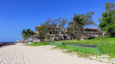 Çok eğlenceli insanlarla dolu tropik Meksika Karayip plajı ve denizi Playa del Carmen Meksika 'da güneş şemsiyesi turkuaz su..