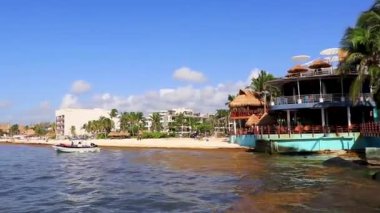 Tekne yatları, Playa del Carmen Mexico 'daki tropikal Meksika sahili panorama manzarası ve turkuaz mavi sularında Katamaran feribot iskelesi iskelesi ve limanı..