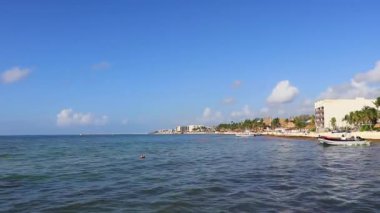 Playa del Carmen Mexico 'da turkuaz mavi su dalgalarıyla inanılmaz tropikal Meksika Karayip plajı ve deniz manzarası manzarası..