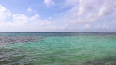 Playa del Carmen Meksika 'da berrak turkuaz mavi su dalgalarıyla inanılmaz tropik Meksika Karayip plajı ve deniz manzarası deniz manzarası manzarası.
