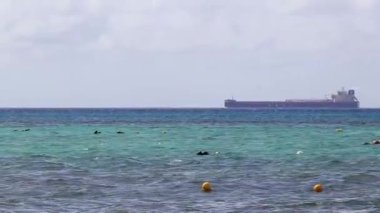 Tekne yatları, Playa del Carmen Mexico 'daki tropikal Meksika sahili panorama manzarası ve turkuaz mavi sularında Katamaran feribot iskelesi iskelesi ve limanı..
