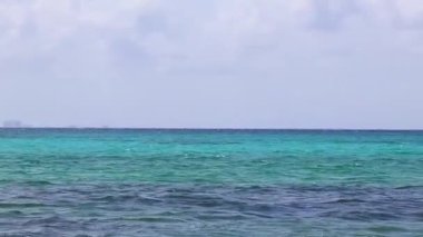 Playa del Carmen Quintana Roo Meksika 'daki berrak turkuaz mavi sularıyla Cozumel adasına inanılmaz tropik Meksika deniz ve sahil manzarası manzarası.