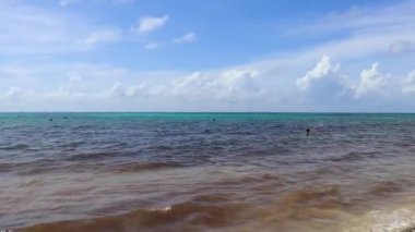 Çok eğlenceli insanlarla dolu tropik Meksika Karayip plajı ve denizi Playa del Carmen Meksika 'da güneş şemsiyesi turkuaz su..