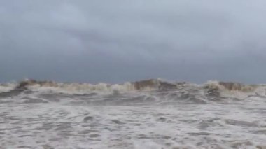 Playa del Carmen Quintana Roo Meksika 'da 2021 Kasırgası plajda ve kara bulutlarda son derece yüksek tsunami dalgaları ve şiddetli fırtına var..