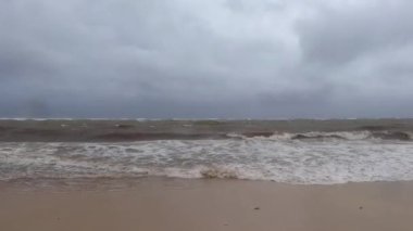 Playa del Carmen Quintana Roo Meksika 'da 2021 Kasırgası plajda ve kara bulutlarda son derece yüksek tsunami dalgaları ve şiddetli fırtına var..