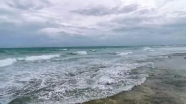 Playa del Carmen Quintana Roo Meksika 'da 2021 Kasırgası plajda ve kara bulutlarda son derece yüksek tsunami dalgaları ve şiddetli fırtına var..