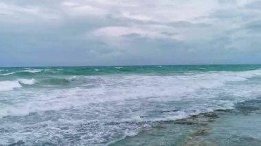 Playa del Carmen Quintana Roo Meksika 'da 2021 Kasırgası plajda ve kara bulutlarda son derece yüksek tsunami dalgaları ve şiddetli fırtına var..