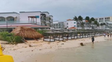 Playa del Carmen Quintana Roo Mexico 19. Playa del Carmen Kasırgası 'nda Ağustos 2021 Şiddetli rüzgar ve gök gürültüsü tahrip ve yıkıma neden oldu. Ağaçlar, palmiye ağaçları, sokaklar, arabalar, çatılar..