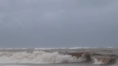 Playa del Carmen Quintana Roo Meksika 'da 2021 Kasırgası plajda ve kara bulutlarda son derece yüksek tsunami dalgaları ve şiddetli fırtına var..