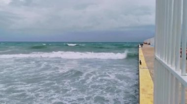 Playa del Carmen Quintana Roo Meksika 'da 2021 Kasırgası plajda ve kara bulutlarda son derece yüksek tsunami dalgaları ve şiddetli fırtına var..