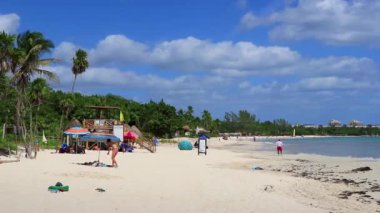 Çok eğlenceli insanlarla dolu tropik Meksika Karayip plajı ve denizi Playa del Carmen Meksika 'da güneş şemsiyesi turkuaz su..