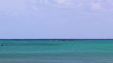 Playa del Carmen Meksika 30 numara. Ekim 2021 Playa 88 ve Playa del Carmen Meksika 'da Punta Esmeralda' dan tropikal Meksika plaj manzaralı kırmızı kanolar.