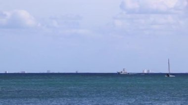Tekne yatları, Playa del Carmen Mexico 'daki tropikal Meksika sahili panorama manzarası ve turkuaz mavi sularında Katamaran feribot iskelesi iskelesi ve limanı..