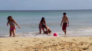 Playa del Carmen Meksika 30 numara. Ekim 2021 İnsanlar Playa del Carmen Meksika 'da tropik Meksika plajında voleybol oynuyorlar. 88 Punta Esmeralda.