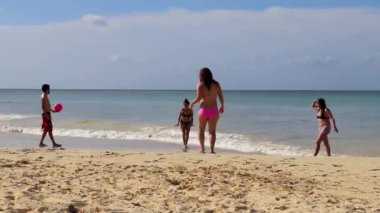 Playa del Carmen Meksika 30 numara. Ekim 2021 İnsanlar Playa del Carmen Meksika 'da tropik Meksika plajında voleybol oynuyorlar. 88 Punta Esmeralda.