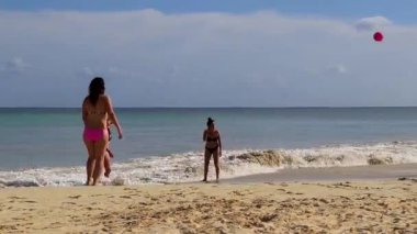 Playa del Carmen Meksika 30 numara. Ekim 2021 İnsanlar Playa del Carmen Meksika 'da tropik Meksika plajında voleybol oynuyorlar. 88 Punta Esmeralda.