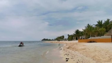 Bir jet ski kirala ve Playa del Carmen Quintana Roo Mexico 'daki Karayipler sahilinde su sporlarının tadını çıkar..