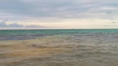 Playa del Carmen Meksika 'da berrak turkuaz mavi su dalgalarıyla inanılmaz tropik Meksika Karayip plajı ve deniz manzarası deniz manzarası manzarası.