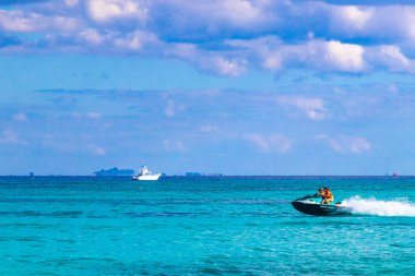 Playa del Carmen Quintana Roo Meksika 23. Şubat 2024 Bir jet ski kirala ve Playa del Carmen Quintana Roo Mexico 'daki Karayip plajında su sporlarının tadını çıkar.