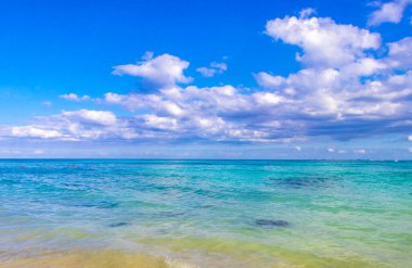 Playa del Carmen Meksika 'da berrak turkuaz mavi su dalgalarıyla inanılmaz tropik Meksika Karayip plajı ve deniz manzarası deniz manzarası manzarası.