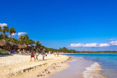 Çok eğlenceli insanlarla dolu tropik Meksika Karayip plajı ve denizi. Güneş şemsiyeleri. Playa del Carmen Meksika 'da turkuaz palmiye suyu..