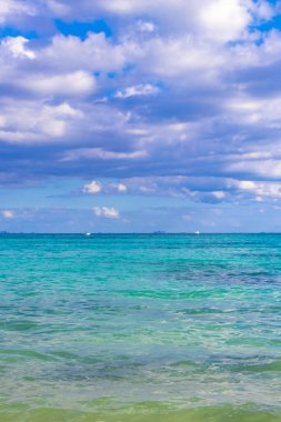 Playa del Carmen Meksika 'da berrak turkuaz mavi su dalgalarıyla inanılmaz tropik Meksika Karayip plajı ve deniz manzarası deniz manzarası manzarası.