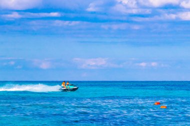 Playa del Carmen Quintana Roo Meksika 23. Şubat 2024 Bir jet ski kirala ve Playa del Carmen Quintana Roo Mexico 'daki Karayip plajında su sporlarının tadını çıkar.