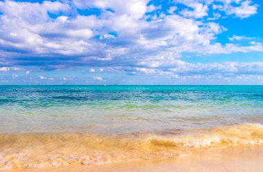 Playa del Carmen Mexico 'da turkuaz mavi su dalgalarıyla inanılmaz tropikal Meksika Karayip plajı ve deniz manzarası manzarası..