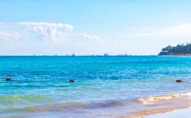 Playa del Carmen Mexico 'da turkuaz mavi su dalgalarıyla inanılmaz tropikal Meksika Karayip plajı ve deniz manzarası manzarası..
