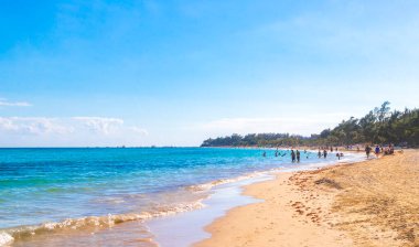 Çok eğlenceli insanlarla dolu tropik Meksika Karayip plajı ve denizi. Güneş şemsiyeleri. Playa del Carmen Meksika 'da turkuaz palmiye suyu..