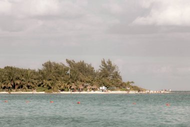 Çok eğlenceli insanlarla dolu tropik Meksika Karayip plajı ve denizi. Güneş şemsiyeleri. Playa del Carmen Meksika 'da turkuaz palmiye suyu..