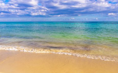 Playa del Carmen Mexico 'da turkuaz mavi su dalgalarıyla inanılmaz tropikal Meksika Karayip plajı ve deniz manzarası manzarası..