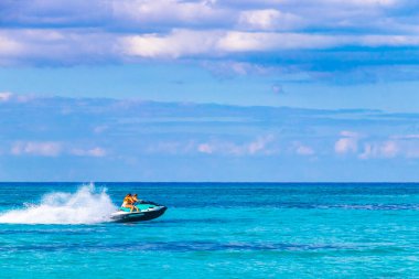 Playa del Carmen Quintana Roo Meksika 23. Şubat 2024 Bir jet ski kirala ve Playa del Carmen Quintana Roo Mexico 'daki Karayip plajında su sporlarının tadını çıkar.