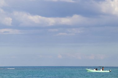 Playa del Carmen Mexico 'da turkuaz mavi su dalgalarıyla inanılmaz tropikal Meksika Karayip plajı ve deniz manzarası manzarası..