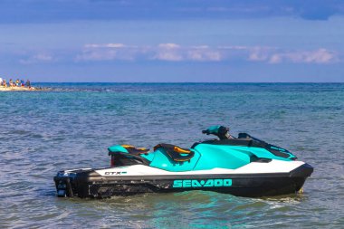 Playa del Carmen Quintana Roo Meksika 23. Şubat 2024 Bir jet ski kirala ve Playa del Carmen Quintana Roo Mexico 'daki Karayip plajında su sporlarının tadını çıkar.