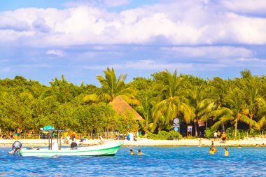 Çok eğlenceli insanlarla dolu tropik Meksika Karayip plajı ve denizi. Güneş şemsiyeleri. Playa del Carmen Meksika 'da turkuaz palmiye suyu..