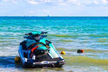 Playa del Carmen Quintana Roo Meksika 23. Şubat 2024 Bir jet ski kirala ve Playa del Carmen Quintana Roo Mexico 'daki Karayip plajında su sporlarının tadını çıkar.