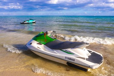 Playa del Carmen Quintana Roo Meksika 23. Şubat 2024 Bir jet ski kirala ve Playa del Carmen Quintana Roo Mexico 'daki Karayip plajında su sporlarının tadını çıkar.